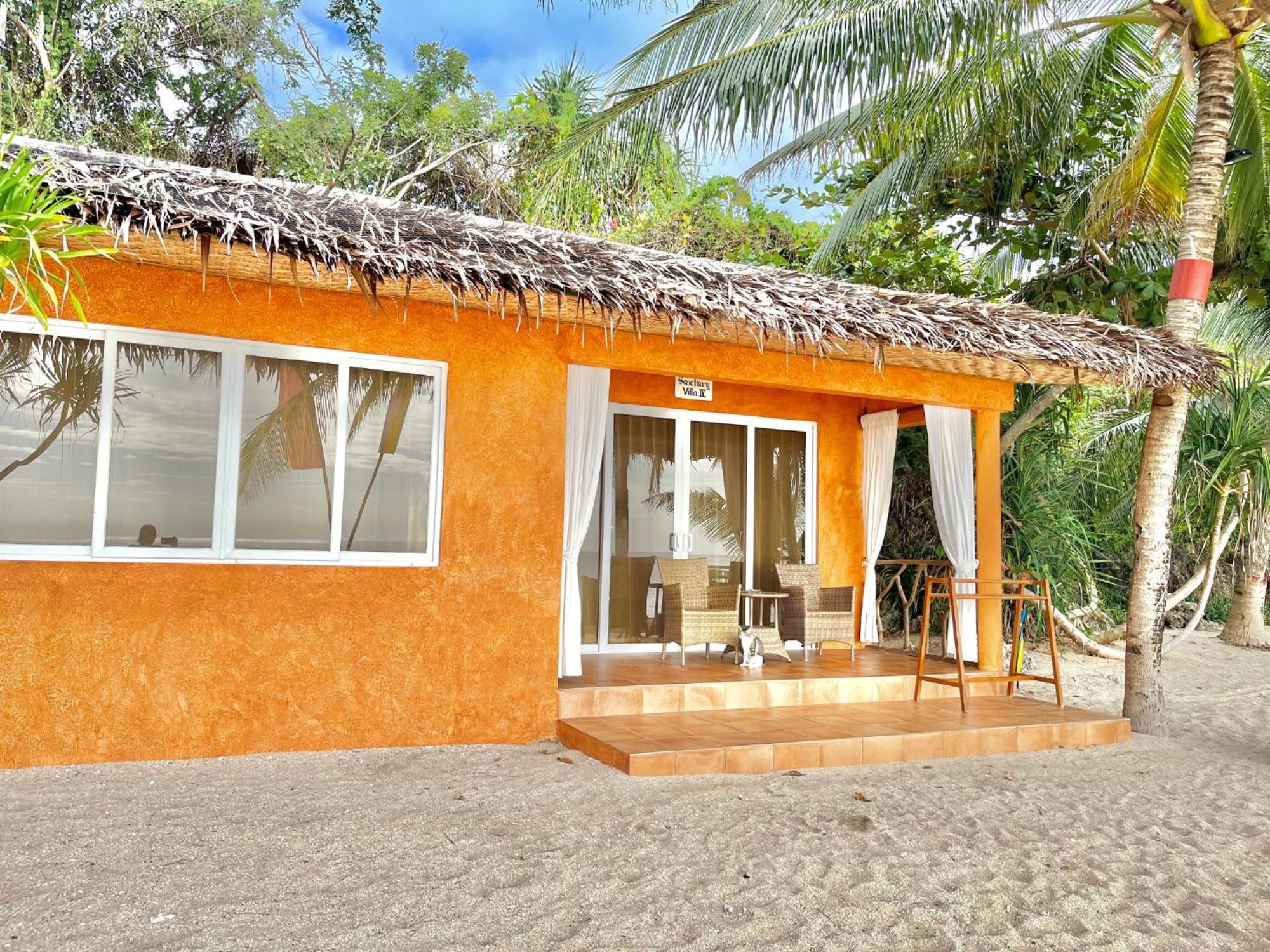 Coco Grove Beach Resort, Siquijor Island Cameră foto Beachfront cottage at the resort
