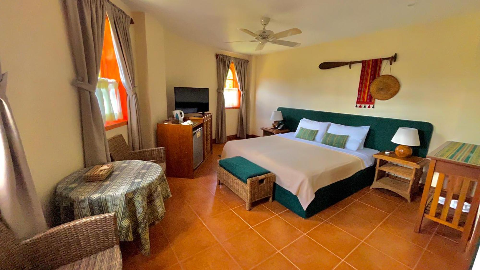 Coco Grove Beach Resort, Siquijor Island Cameră foto A room at the hotel