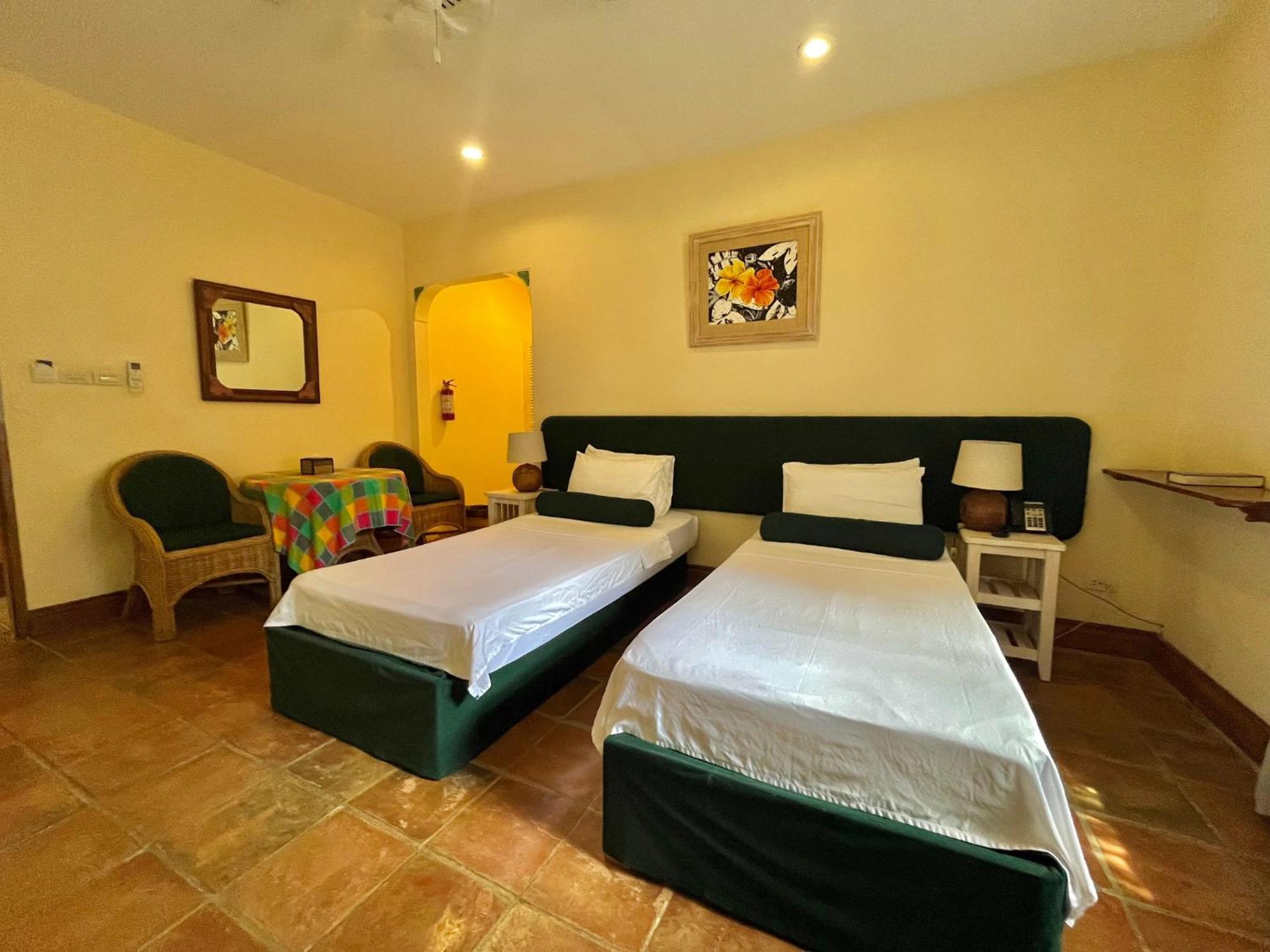 Coco Grove Beach Resort, Siquijor Island Cameră foto A room at the hotel